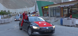 İşitme engelli şampiyon güreşçiye konvoylu karşılama