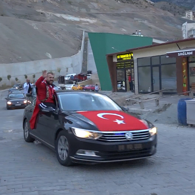 İşitme engelli şampiyon güreşçiye konvoylu karşılama