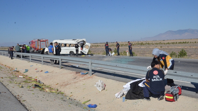 Karaman'da minibüsün devrilmesi sonucu 1 kişi öldü, 10 kişi yaralandı