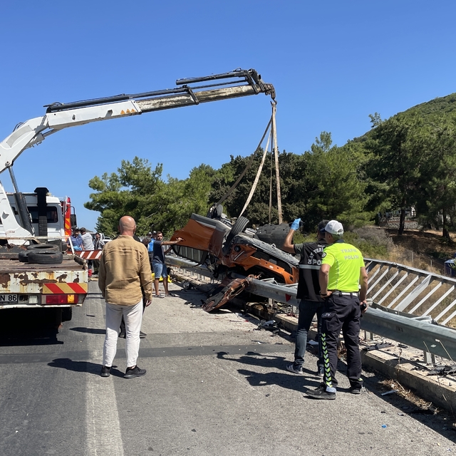 İzmir'de iki otomobile çarparak takla atan otomobilin sürücüsü öldü
