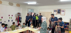 Beşiri'de emniyetten anaokulu öğrencilerine kırtasiye desteği
