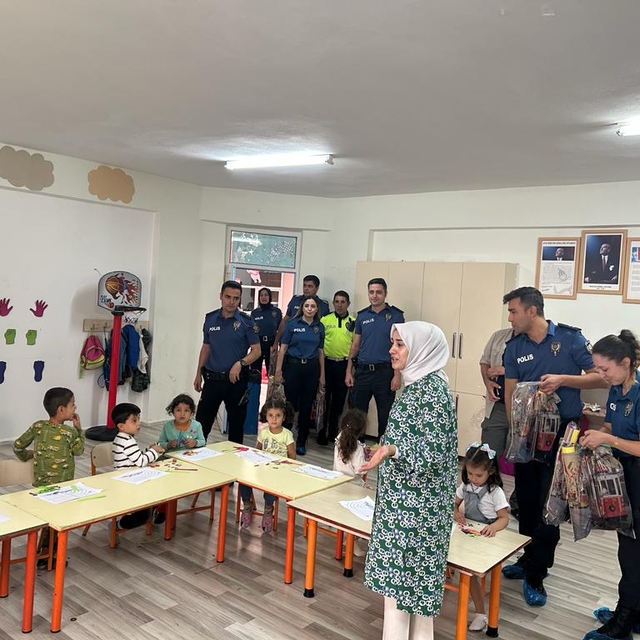 Beşiri'de emniyetten anaokulu öğrencilerine kırtasiye desteği