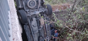 Adana'da dere yatağına devrilen araçtaki 4 kişi yaralandı