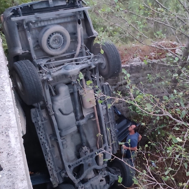 Adana'da dere yatağına devrilen araçtaki 4 kişi yaralandı