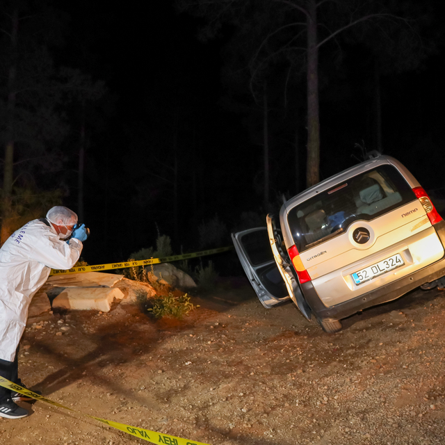 Antalya'da rampada lastiğine tuğla koyduğu kamyonetin altında kalan sürücü...