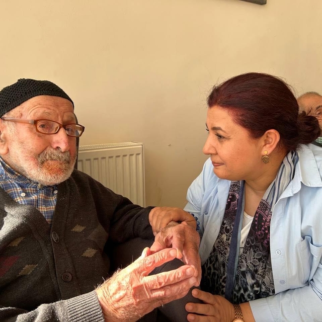 AK Parti Kırşehir İl Başkanı Ünsal, huzurevi sakinleri ve sanayicilerle bul...