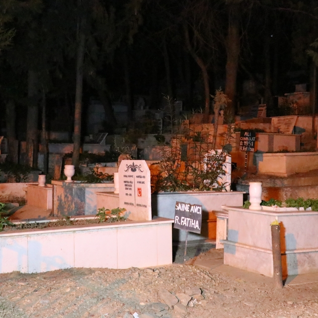 İzmir'de mezarlıkta yeni doğmuş erkek bebek bulundu