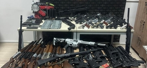 Ağrı'da adreslerinde çok sayıda silah ele geçirilen 2 şüpheli gözaltına alı...