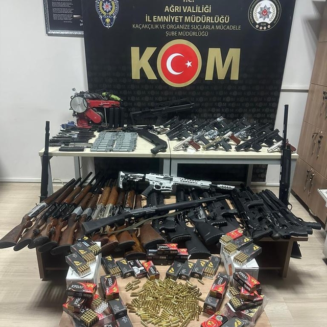 Ağrı'da adreslerinde çok sayıda silah ele geçirilen 2 şüpheli gözaltına alı...
