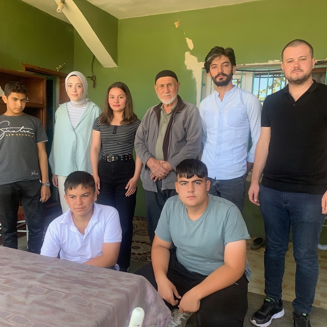 Aladağ'da yaşlı ve bakıma muhtaç çifte öğretmen ve öğrencilerden ziyaret