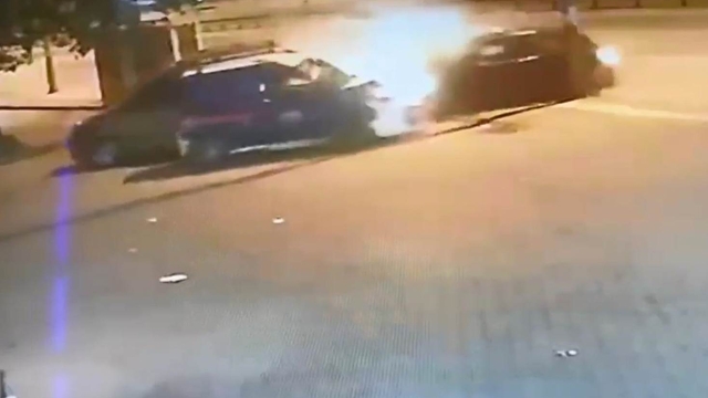 Otomobil aydınlatma direği ile 2 araca çarptı; direk yoldan geçen otomobilin üzerine devrildi (2)