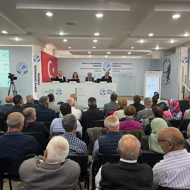 Ordu'da "Dünya Demokrasi Forumu" panellerle devam etti