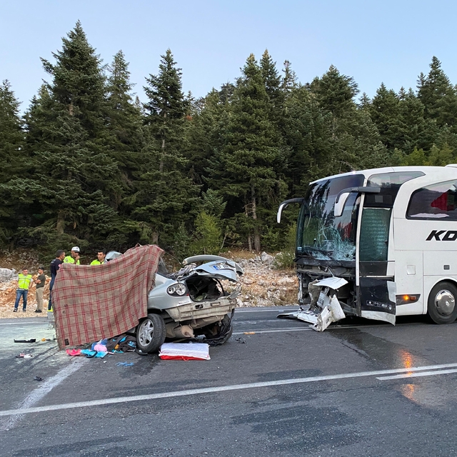 Antalya'da yolcu otobüsüyle otomobil çarpıştı, 1 kişi öldü