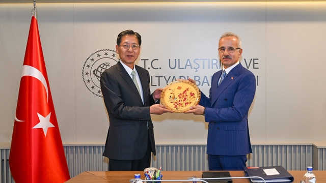 Bakan Uraloğlu, Çin'in Ankara Büyükelçisi Liu Shaobin ile görüştü