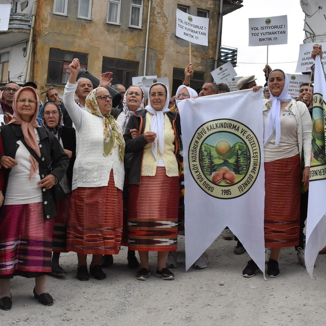 Mahalleliden 'Yolumuz yapılsın' eylemi