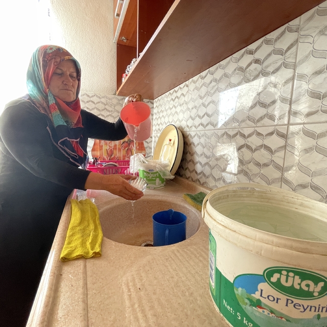 Antalya'da aboneliği olup şebekesi bulunmayan mahalle sakinleri evlerine su...