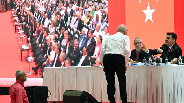 CHP İzmir İl Kongresi'ne arbede yaşanması üzerine ara verildi