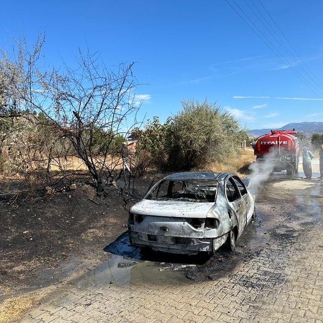 Çorum'da alev alan otomobil tamamen yandı