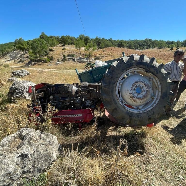 Uşak'ta şarampole devrilen traktördeki 2 kişi yaralandı