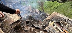 Rize'de iki katlı ev yandı