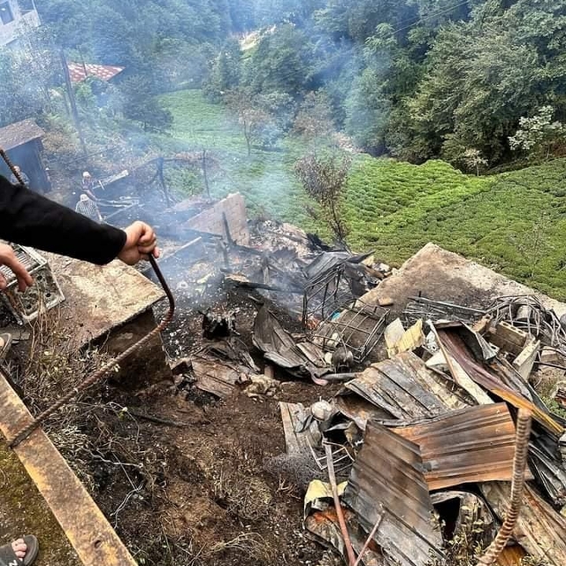 Rize'de iki katlı ev yandı