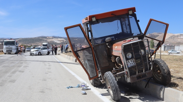 Burdur'da otomobilin traktörle çarpıştığı kazada 4 kişi yaralandı