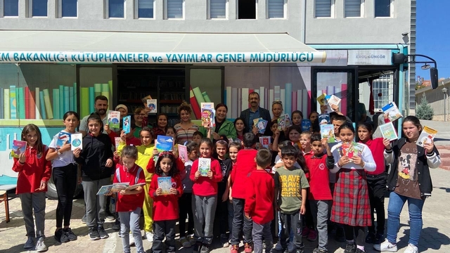 Kırşehir'de gezici kütüphane köydeki çocuklara kitap ulaştırdı