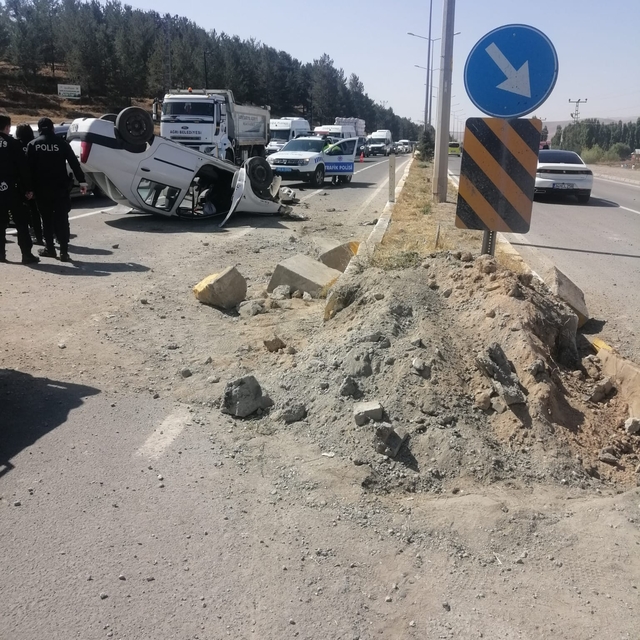 Ağrı'da otomobilin devrilmesi sonucu 5 kişi yaralandı