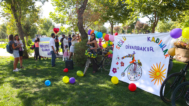 Diyarbakır'da "Süslü Kadınlar Bisiklet Turu"