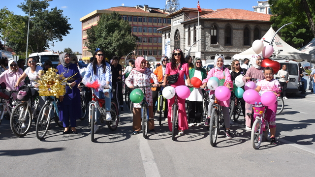 Afyonkarahisar'da "Süslü Kadınlar Bisiklet Turu" yapıldı
