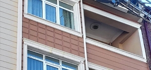 Sivas'ta balkon demirine sıkışan güvercini itfaiye kurtardı