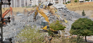 Adıyaman'da ağır hasarlı binaların yıkımı sürüyor