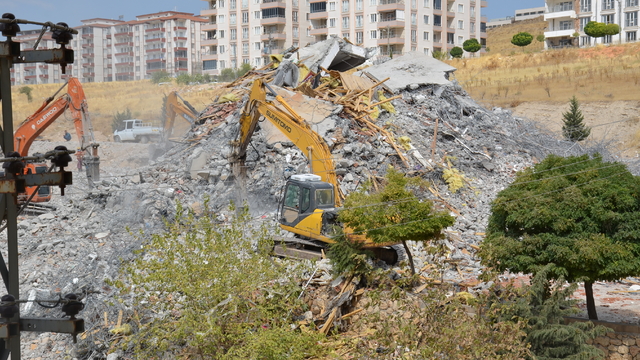 Adıyaman'da ağır hasarlı binaların yıkımı sürüyor