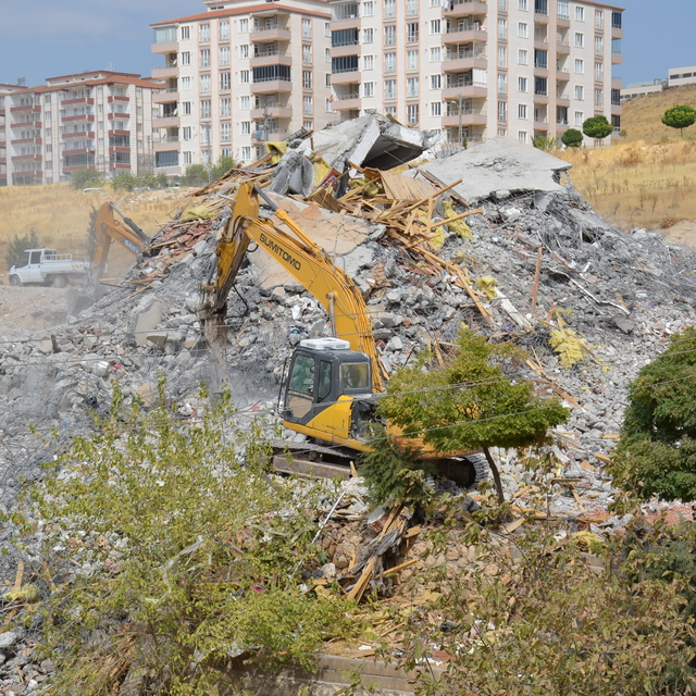 Adıyaman'da ağır hasarlı binaların yıkımı sürüyor