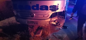 Sivas'ta yolcu otobüsüyle otomobil çarpıştı, 3 kişi yaralandı 