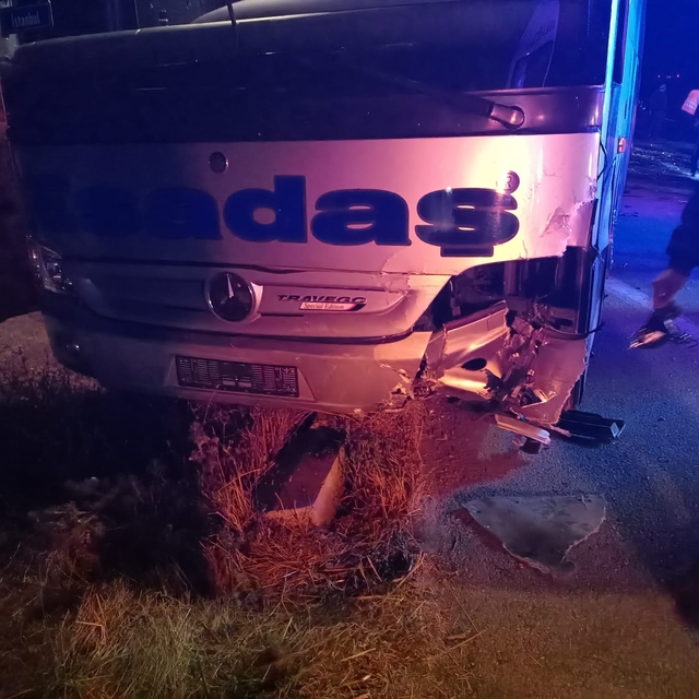 Sivas'ta yolcu otobüsüyle otomobil çarpıştı, 3 kişi yaralandı