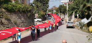 Karapürçek'te sporcu ve antrenörler, 100 metrelik Türk bayrağıyla yürüyüş yaptı