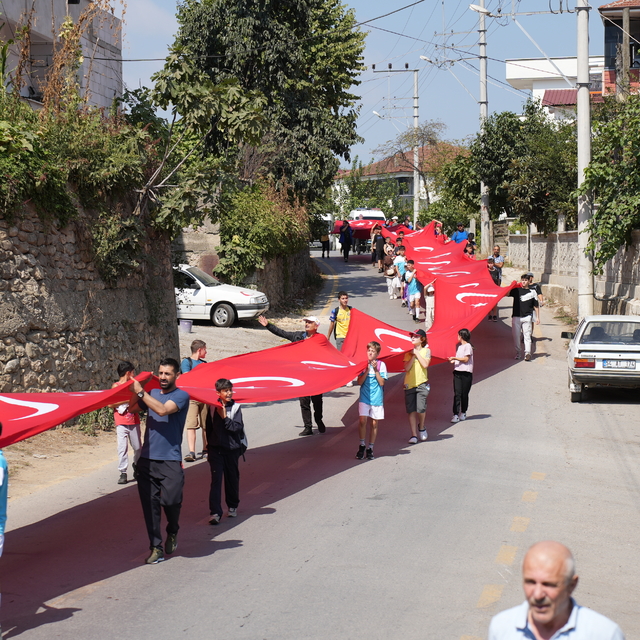 Karapürçek'te sporcu ve antrenörler, 100 metrelik Türk bayrağıyla yürüyüş y...