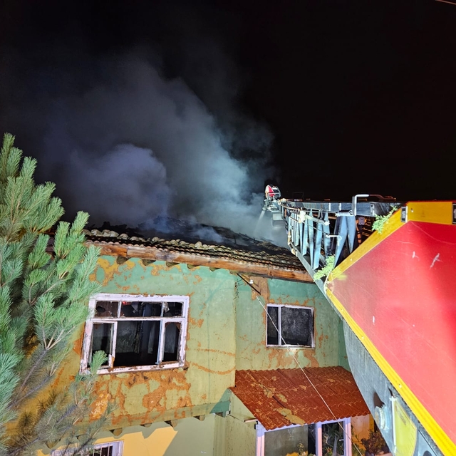 Uşak'ta evde çıkan yangın hasara neden oldu