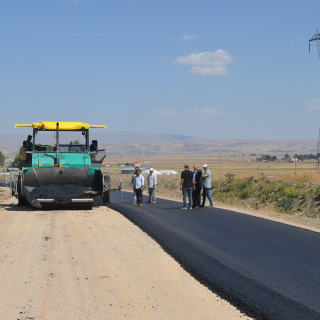 Karağaaçlı beldesinde kilitli parke taşı ve asfalt çalışması