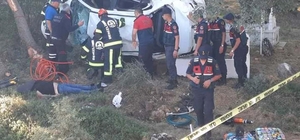 Otomobil, elektrikli bisiklete çarpıp, mezarlığa yuvarlandı: 3 ölü