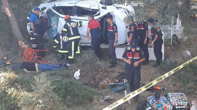Otomobil, elektrikli bisiklete çarpıp, mezarlığa yuvarlandı: 3 ölü