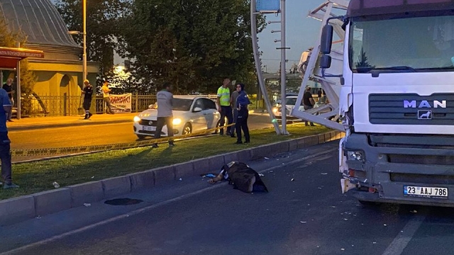 Yolun karşısına geçerken TIR çarptığı yaya öldü