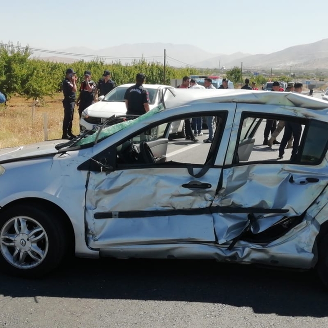 Malatya'da cezaevi aracıyla otomobil çarpıştı, 1 ölü, 4 yaralı