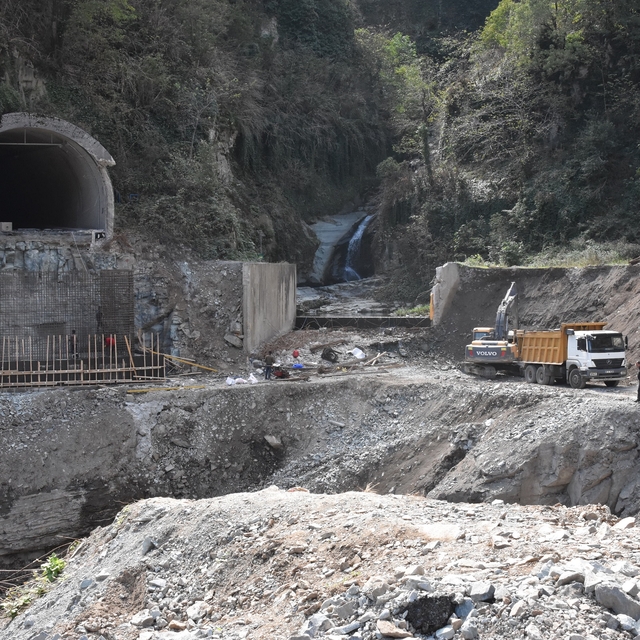 Heyelan nedeniyle 1,5 aydır kapalı olan Karadeniz-Akdeniz yolunda çalışma b...