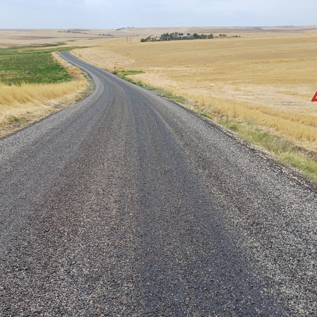 Diyarbakır'da güvenli ve konforlu ulaşım ağı için yol yapım çalışmaları dev...