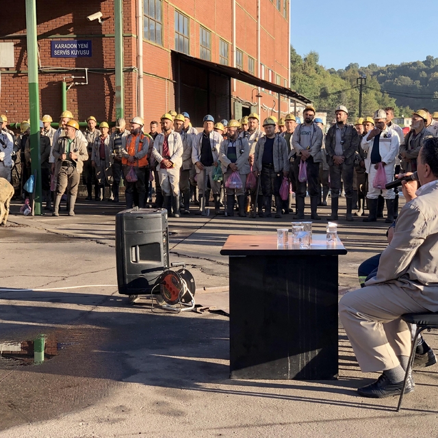 Zonguldak'ta maden işçileri hayatını kaybeden meslektaşları için dua etti
