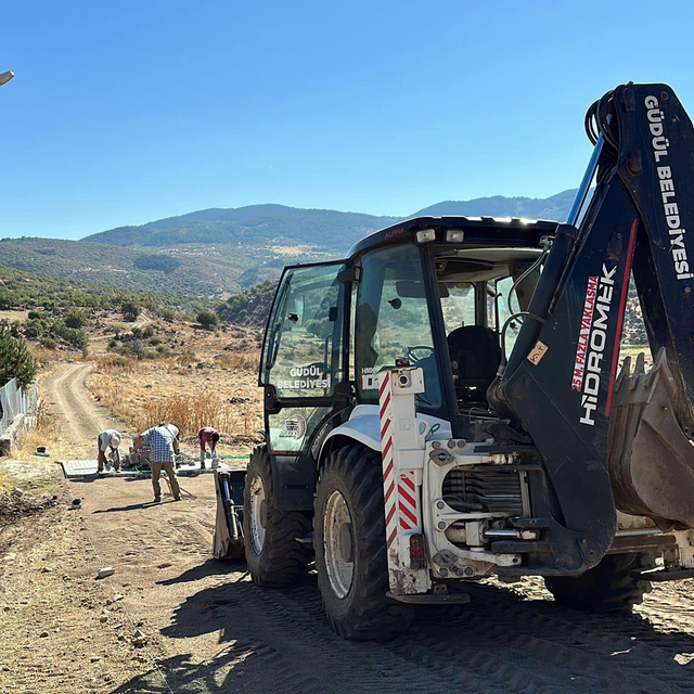 Güdül'de parke taşı döşeme çalışması yapılıyor