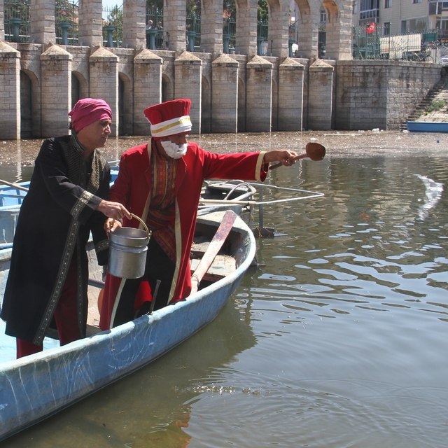 Temsili Nasrettin Hoca kuraklığa dikkati çekmek için Beyşehir Gölü'ne maya...