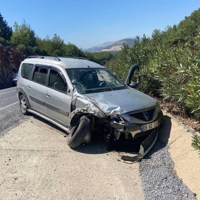 Muğla'da iki otomobilin çarpıştığı kazada 5 kişi yaralandı